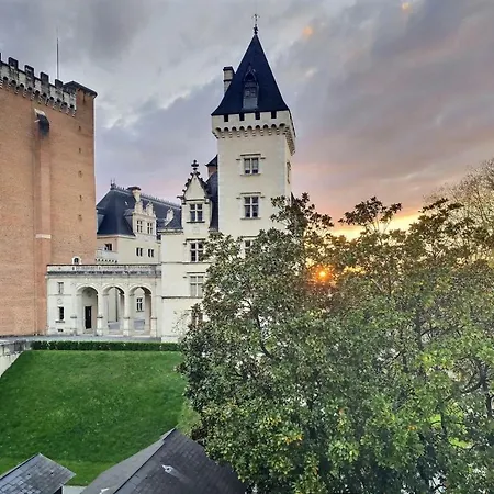Vue Magique Sur Le Chateau Dans Un Quartier Populaire Pau Exterior photo