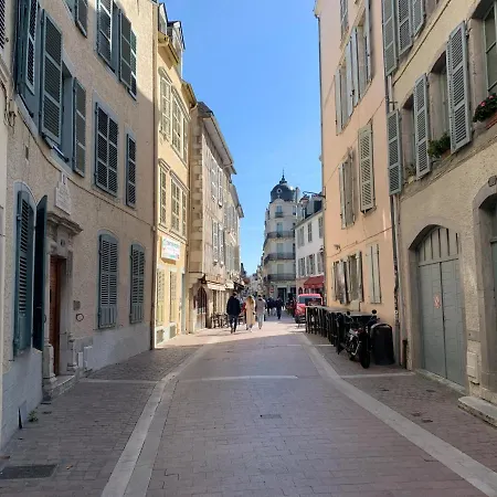 Vue Magique Sur Le Chateau Dans Un Quartier Populaire Pau Exterior photo
