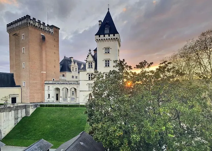 Vue Magique Sur Le Chateau Dans Un Quartier Populaire
