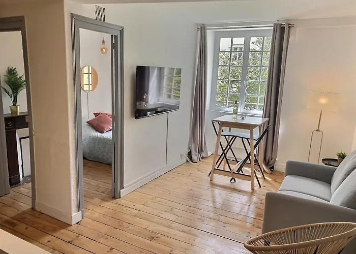 Vue Magique Sur Le Chateau Dans Un Quartier Populaire