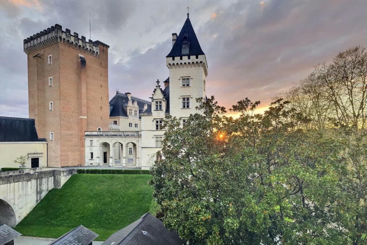 Vue Magique Sur Le Chateau Dans Un Quartier Populaire * Pau