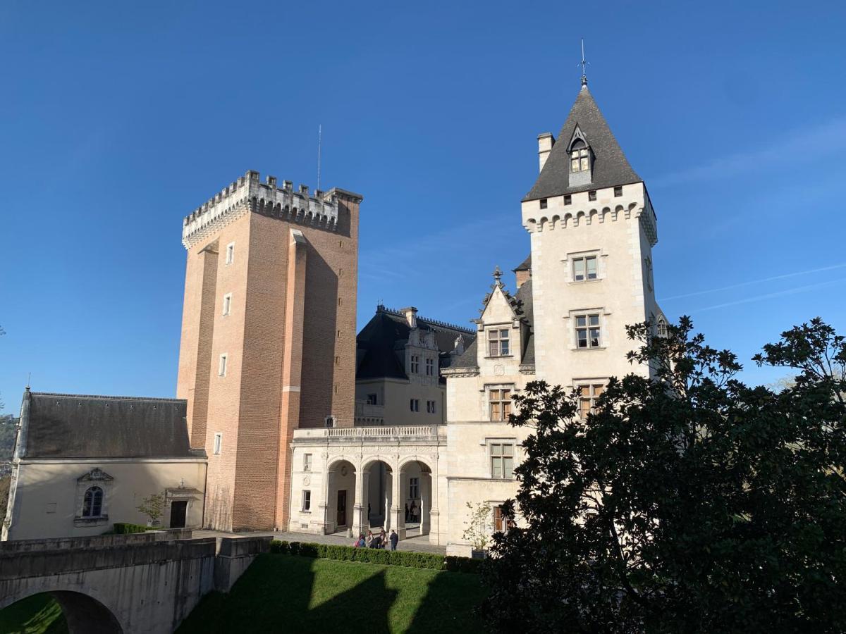 Vue Magique Sur Le Chateau Dans Un Quartier Populaire
