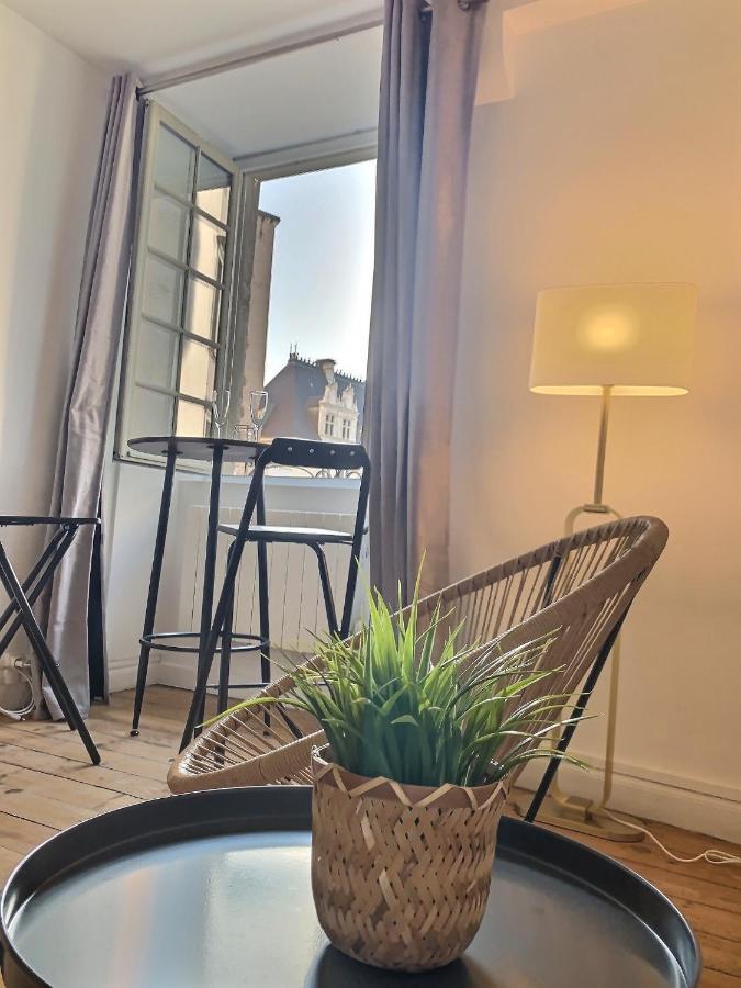 Vue Magique Sur Le Chateau Dans Un Quartier Populaire Pau