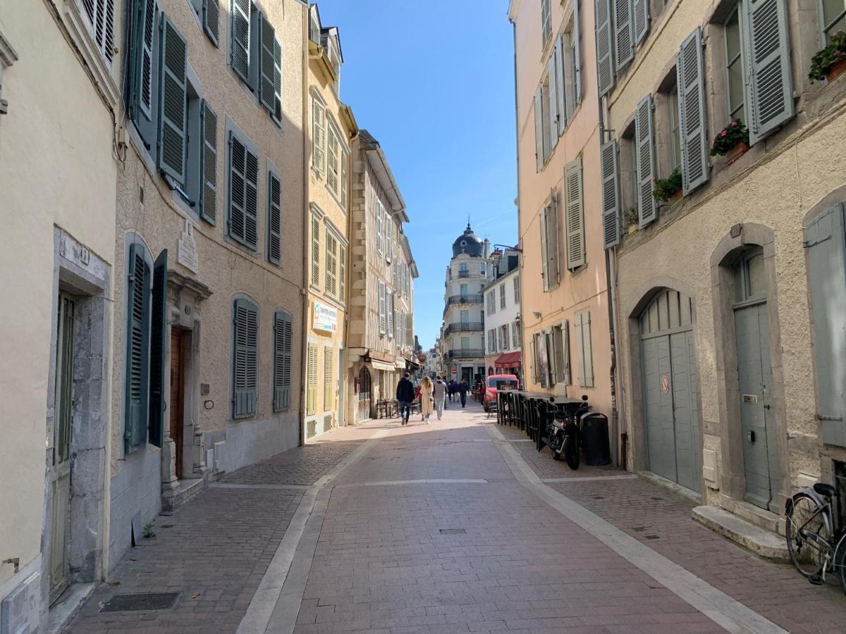 Vue Magique Sur Le Chateau Dans Un Quartier Populaire * Pau