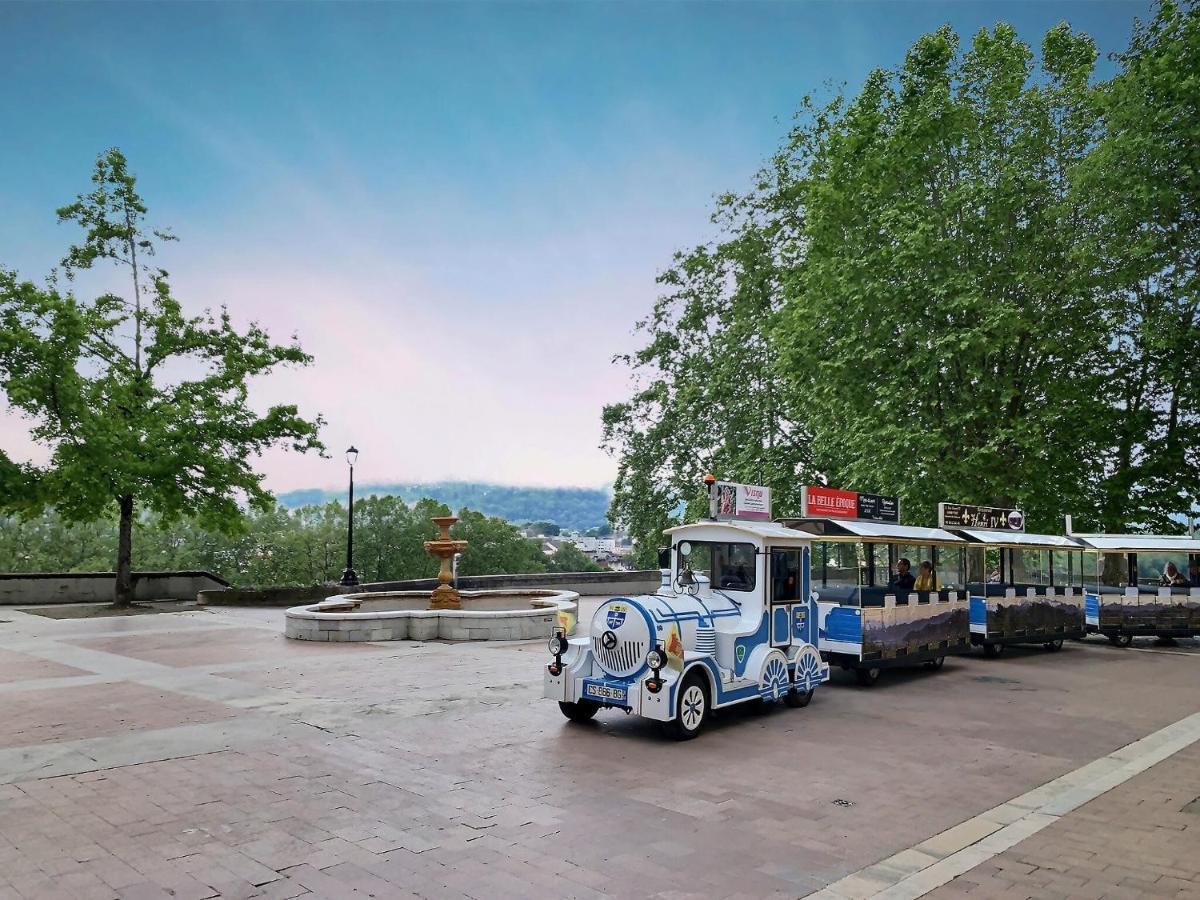 Appartement Vue Magique Sur Le Chateau Dans Un Quartier Populaire